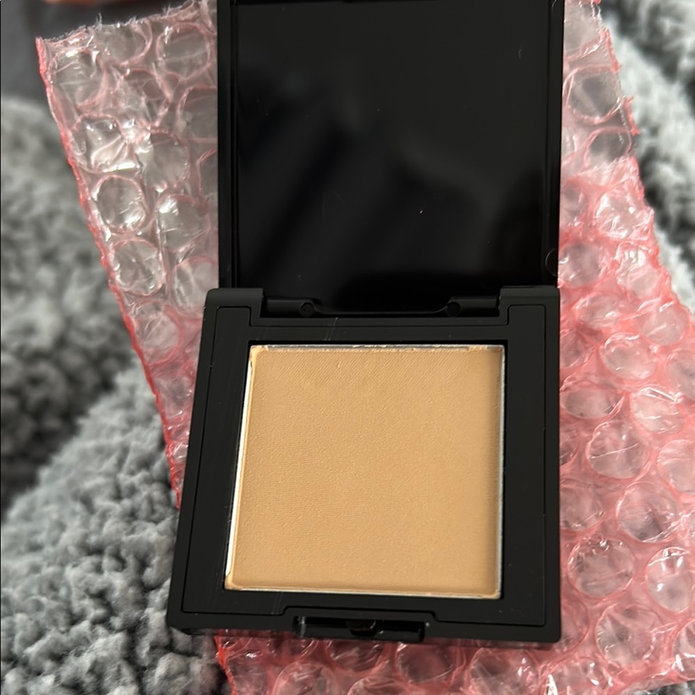 NWOB Pressed setting powder (Medium) Wind dancer Travel Size